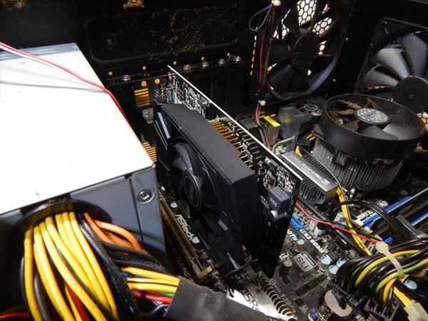 GeForce GTX 750 Tiの取り付け